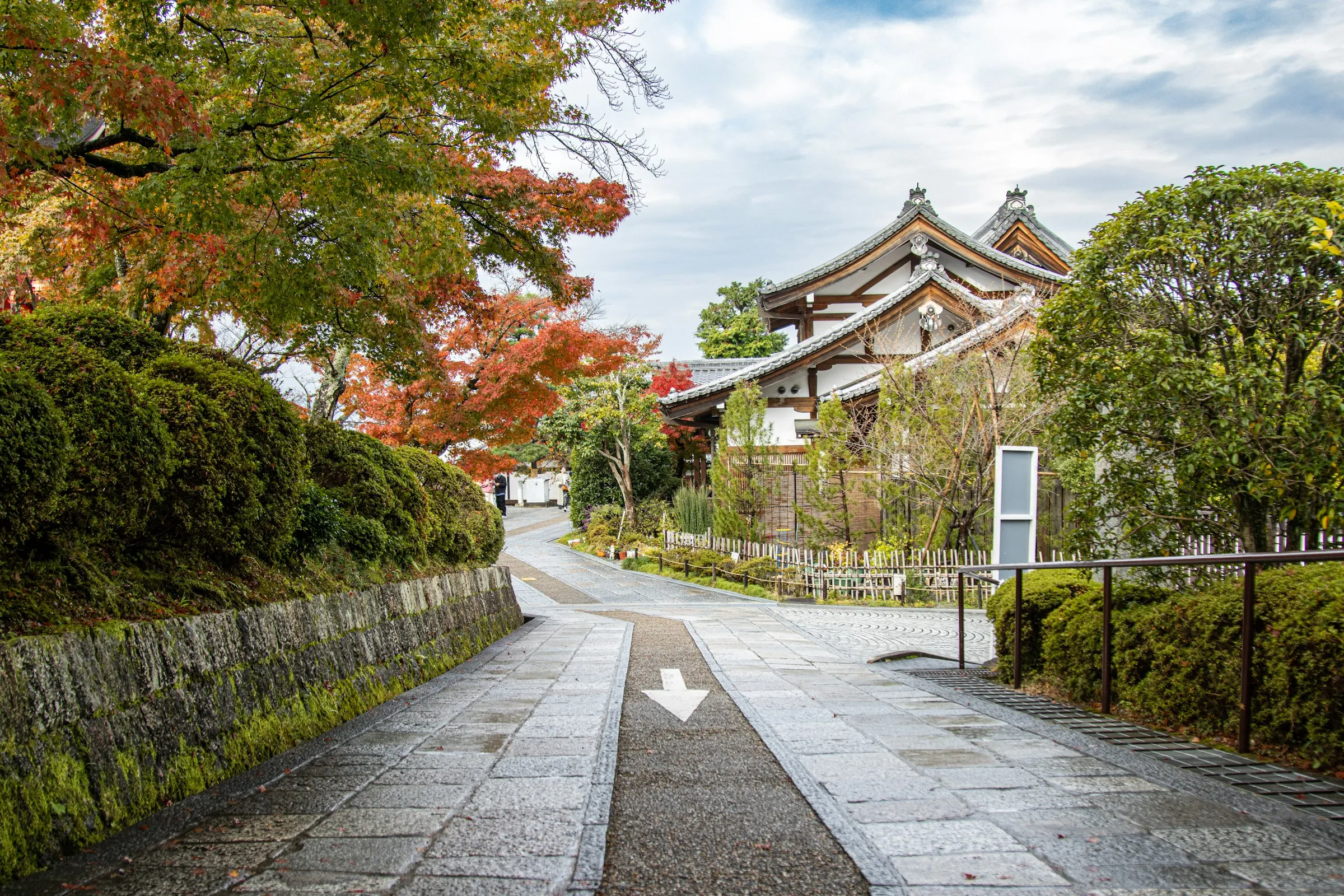 Empty stone path near Shisen-dō. · Photo: Caleb Jack / Unsplash