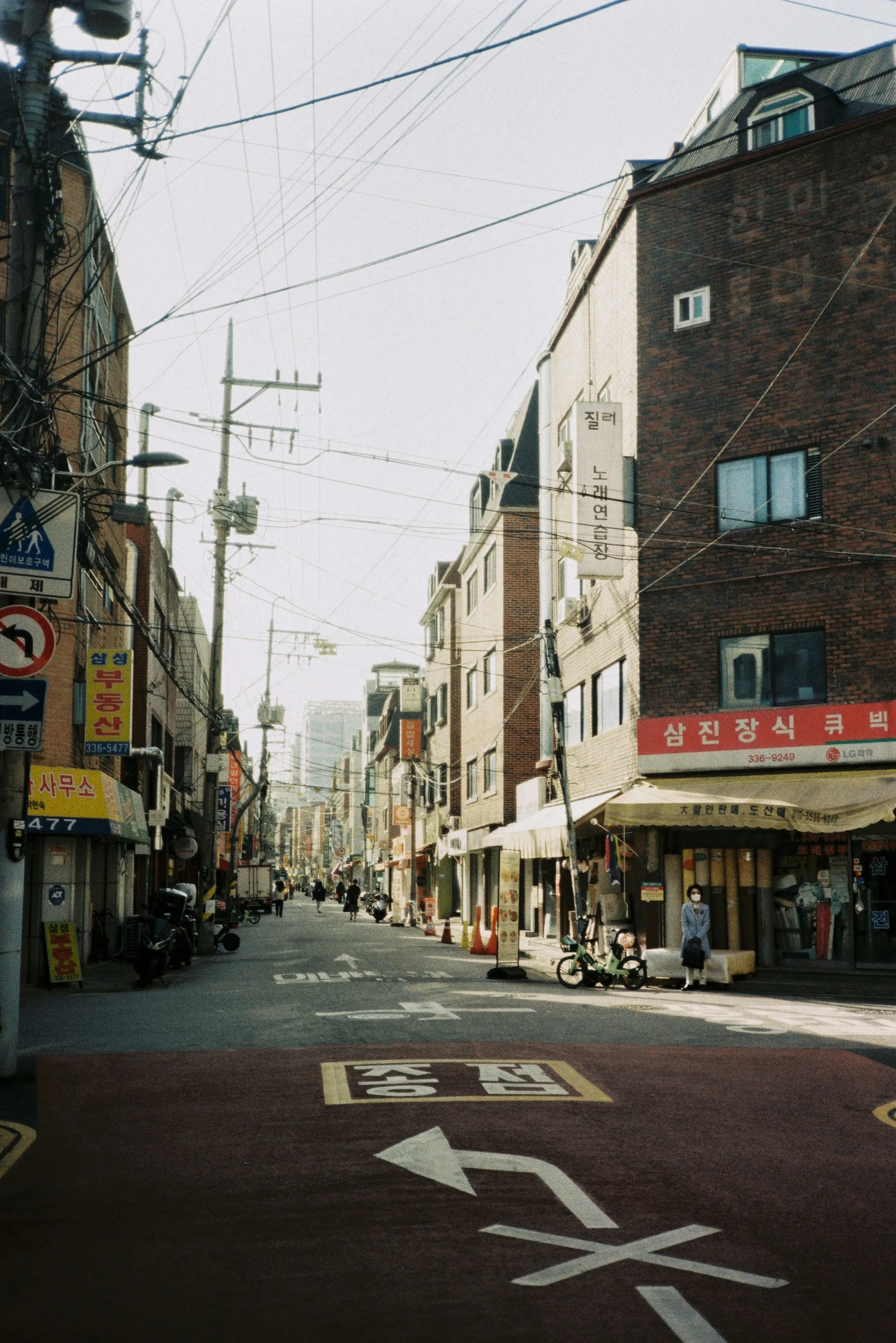 Hongdae, bright even before evening. · Photo: Cecelia Chang / Unsplash