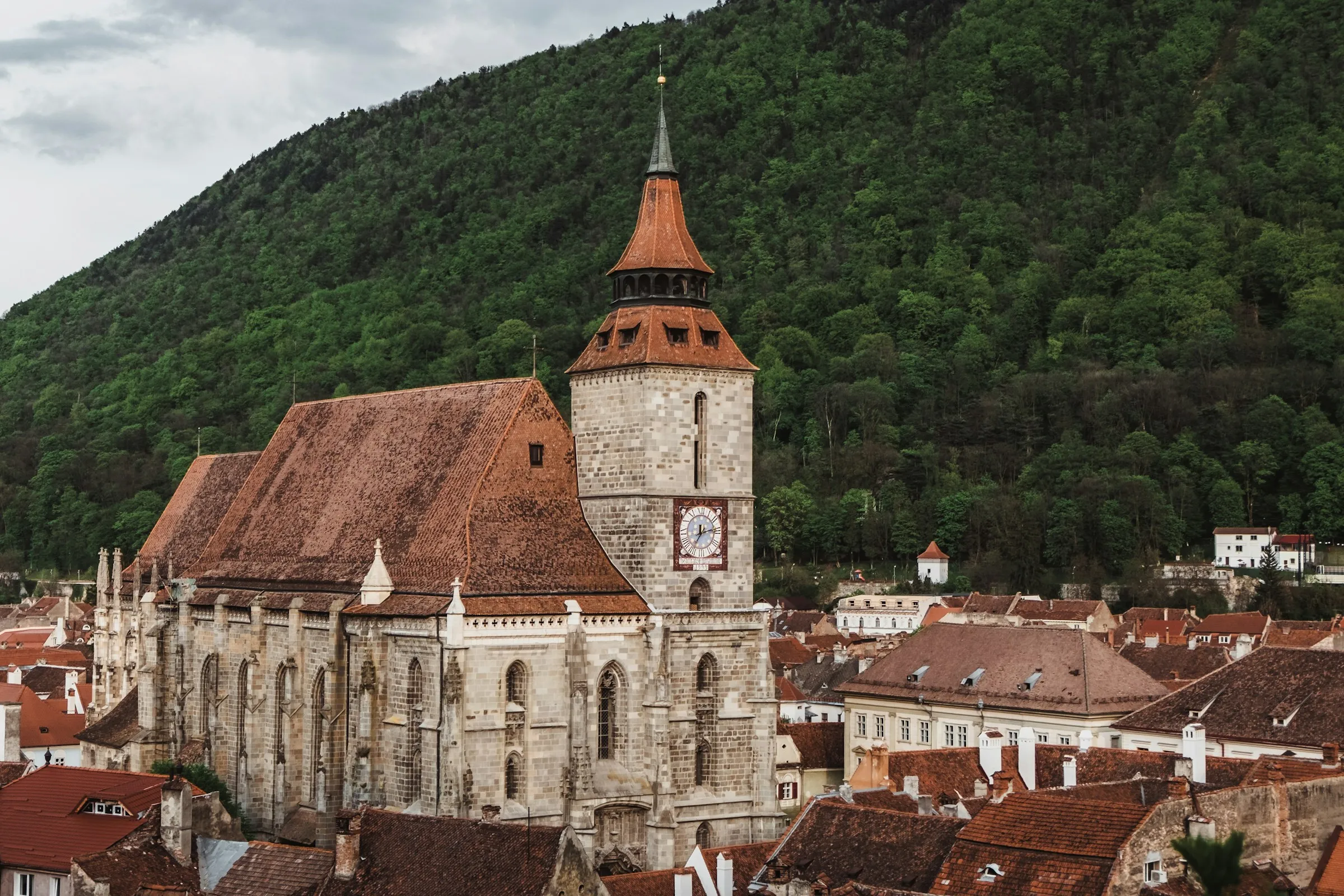 The city always seems to be leaning into the hill. · Photo: Maria Teneva / Unsplash
